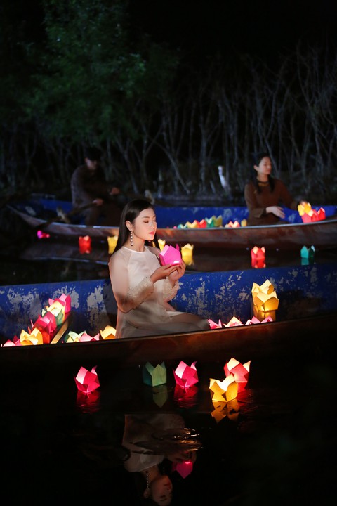 Nhà sư trụ trì chùa Hương tham gia trong MV Lạy mẹ Quan Âm - Ảnh 11. Nhà sư trụ trì chùa Hương tham gia trong MV Lạy mẹ Quan Âm - Ảnh 11.