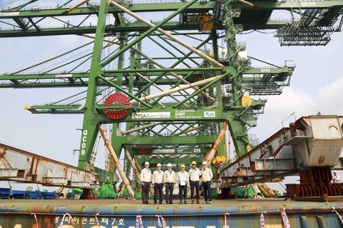 Cẩu trục khủng Made in Vietnam lên tàu đến Ấn Độ - Ảnh 2. Cẩu trục khủng Made in Vietnam lên tàu đến Ấn Độ - Ảnh 2.