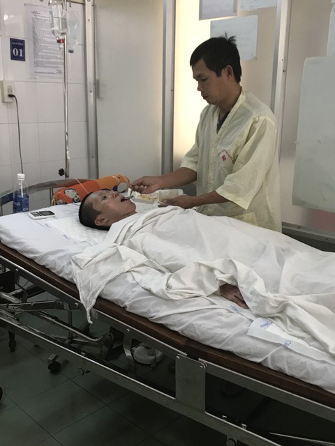 Tuổi thơ buồn của cậu bé bị phỏng 60% cơ thể - Ảnh 2. Tuổi thơ buồn của cậu bé bị phỏng 60% cơ thể - Ảnh 2.