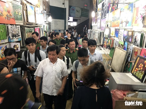 Ông Đoàn Ngọc Hải dẫn quân đi dọn dẹp chung cư quận 1 - Ảnh 4. Ông Đoàn Ngọc Hải dẫn quân đi dọn dẹp chung cư quận 1 - Ảnh 4.