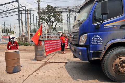 Dân chặn đường xe ben chở đá bị người lạ cầm ống tuýp dọa đánh - Ảnh 3. Dân chặn đường xe ben chở đá bị người lạ cầm ống tuýp dọa đánh - Ảnh 3.