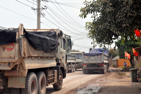 Dân chặn đường xe ben chở đá bị người lạ cầm ống tuýp dọa đánh - Ảnh 4. Dân chặn đường xe ben chở đá bị người lạ cầm ống tuýp dọa đánh - Ảnh 4.