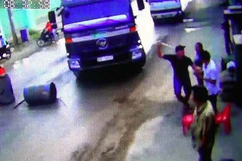 Dân chặn đường xe ben chở đá bị người lạ cầm ống tuýp dọa đánh - Ảnh 1. Dân chặn đường xe ben chở đá bị người lạ cầm ống tuýp dọa đánh - Ảnh 1.