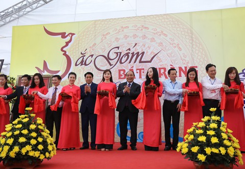 Thủ tướng Nguyễn Xuân Phúc: Tôi đến đây để quảng bá gốm sứ Bát Tràng - Ảnh 7. Thủ tướng Nguyễn Xuân Phúc: Tôi đến đây để quảng bá gốm sứ Bát Tràng - Ảnh 7.