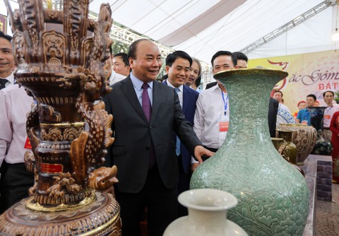 Thủ tướng Nguyễn Xuân Phúc: Tôi đến đây để quảng bá gốm sứ Bát Tràng - Ảnh 1. Thủ tướng Nguyễn Xuân Phúc: Tôi đến đây để quảng bá gốm sứ Bát Tràng - Ảnh 1.