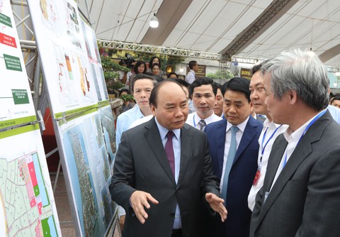 Thủ tướng Nguyễn Xuân Phúc: Tôi đến đây để quảng bá gốm sứ Bát Tràng - Ảnh 5. Thủ tướng Nguyễn Xuân Phúc: Tôi đến đây để quảng bá gốm sứ Bát Tràng - Ảnh 5.