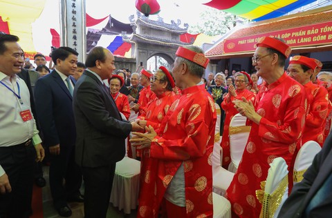 Thủ tướng Nguyễn Xuân Phúc: Tôi đến đây để quảng bá gốm sứ Bát Tràng - Ảnh 4. Thủ tướng Nguyễn Xuân Phúc: Tôi đến đây để quảng bá gốm sứ Bát Tràng - Ảnh 4.