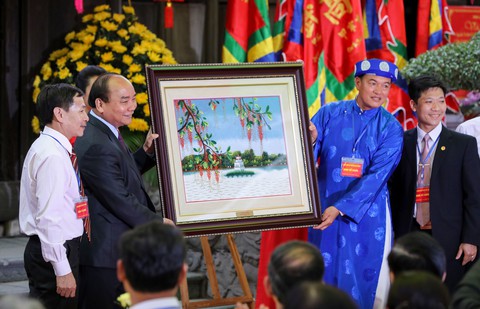 Thủ tướng Nguyễn Xuân Phúc: Tôi đến đây để quảng bá gốm sứ Bát Tràng - Ảnh 6. Thủ tướng Nguyễn Xuân Phúc: Tôi đến đây để quảng bá gốm sứ Bát Tràng - Ảnh 6.