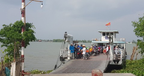 Dừng hoạt động bến đò rồi mới đi tìm bến tạm khiến dân bức xúc - Ảnh 2. Dừng hoạt động bến đò rồi mới đi tìm bến tạm khiến dân bức xúc - Ảnh 2.