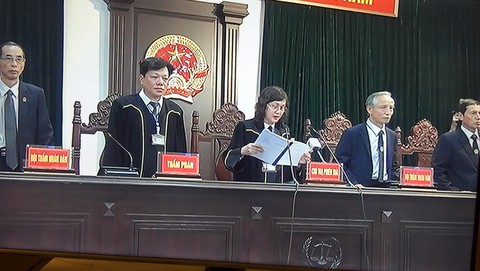 Tuyên phạt ông Đinh La Thăng 18 năm tù, buộc bồi thường 600 tỉ - Ảnh 4. Tuyên phạt ông Đinh La Thăng 18 năm tù, buộc bồi thường 600 tỉ - Ảnh 4.