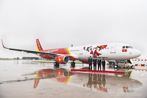 Vietjet nhận máy bay biểu tượng kỷ niệm 45 ngoại giao Việt Nam – Pháp - Ảnh 2. Vietjet nhận máy bay biểu tượng kỷ niệm 45 ngoại giao Việt Nam – Pháp - Ảnh 2.