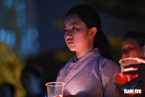 Kinh Phật vang đêm cầu siêu nạn nhân vụ cháy chung cư Carina - Ảnh 1. Kinh Phật vang đêm cầu siêu nạn nhân vụ cháy chung cư Carina - Ảnh 1.