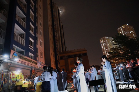 Kinh Phật vang đêm cầu siêu nạn nhân vụ cháy chung cư Carina - Ảnh 7. Kinh Phật vang đêm cầu siêu nạn nhân vụ cháy chung cư Carina - Ảnh 7.