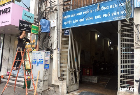 Rùng mình với hệ thống điện, cáp trong chung cư cũ ở Sài Gòn - Ảnh 6. Rùng mình với hệ thống điện, cáp trong chung cư cũ ở Sài Gòn - Ảnh 6.