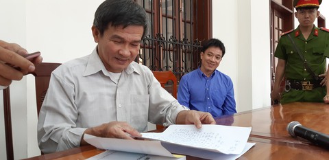 Trả hồ sơ vụ sà lan tông sập cầu Ghềnh, cho 2 bị cáo tại ngoại - Ảnh 1. Trả hồ sơ vụ sà lan tông sập cầu Ghềnh, cho 2 bị cáo tại ngoại - Ảnh 1.