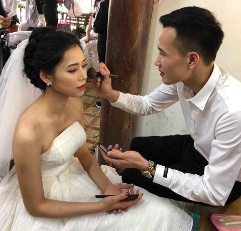 Chú rể có tâm nhất năm, tự trang điểm cho vợ khi chụp ảnh cưới - Ảnh 1. Chú rể có tâm nhất năm, tự trang điểm cho vợ khi chụp ảnh cưới - Ảnh 1.