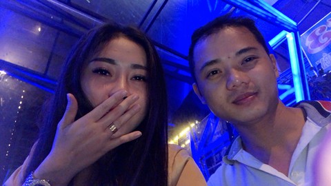 Chàng trai đẩy xe phân khối lớn hơn 1km để lấy được vợ - Ảnh 4. Chàng trai đẩy xe phân khối lớn hơn 1km để lấy được vợ - Ảnh 4.