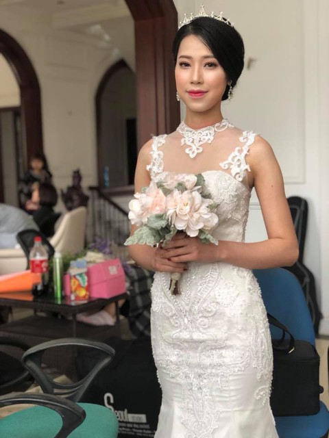 Chú rể có tâm nhất năm, tự trang điểm cho vợ khi chụp ảnh cưới - Ảnh 2. Chú rể có tâm nhất năm, tự trang điểm cho vợ khi chụp ảnh cưới - Ảnh 2.
