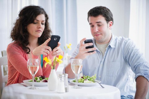 Smartphone khiến chúng ta mất hứng ăn? - Ảnh 1. Smartphone khiến chúng ta mất hứng ăn? - Ảnh 1.