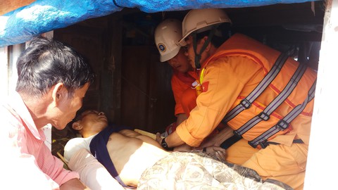 Cứu kịp thời ngư dân gặp tai nạn nguy kịch trên biển - Ảnh 3. Cứu kịp thời ngư dân gặp tai nạn nguy kịch trên biển - Ảnh 3.