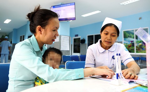 Ghi số chứng minh thư vào đơn thuốc: Bác sĩ, bệnh nhân đều kêu - Ảnh 1. Ghi số chứng minh thư vào đơn thuốc: Bác sĩ, bệnh nhân đều kêu - Ảnh 1.
