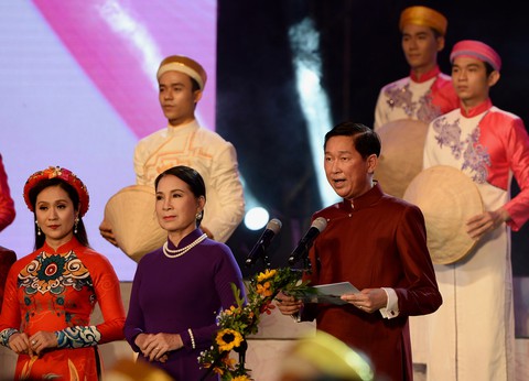 Ngắm những bộ áo dài đẹp mắt trong Lễ hội Áo dài TP.HCM - Ảnh 1. Ngắm những bộ áo dài đẹp mắt trong Lễ hội Áo dài TP.HCM - Ảnh 1.