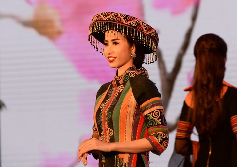 Ngắm những bộ áo dài đẹp mắt trong Lễ hội Áo dài TP.HCM - Ảnh 8. Ngắm những bộ áo dài đẹp mắt trong Lễ hội Áo dài TP.HCM - Ảnh 8.