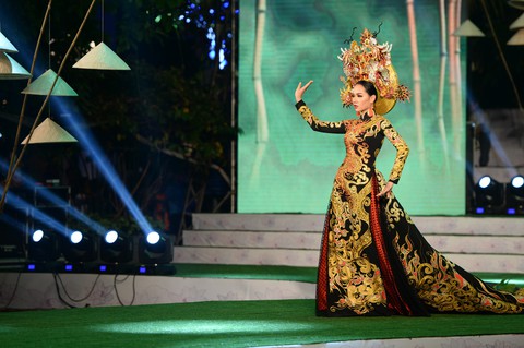 Ngắm những bộ áo dài đẹp mắt trong Lễ hội Áo dài TP.HCM - Ảnh 11. Ngắm những bộ áo dài đẹp mắt trong Lễ hội Áo dài TP.HCM - Ảnh 11.
