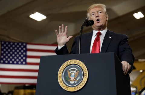 Vì sao ông Trump đồng ý trục xuất nhiều điệp viên Nga? - Ảnh 1. Vì sao ông Trump đồng ý trục xuất nhiều điệp viên Nga? - Ảnh 1.