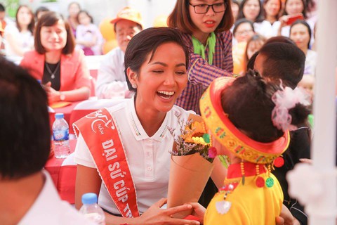 Hoa hậu H’Hen Niê trồng cây, trang trí trường mầm non vùng cao - Ảnh 5. Hoa hậu H’Hen Niê trồng cây, trang trí trường mầm non vùng cao - Ảnh 5.