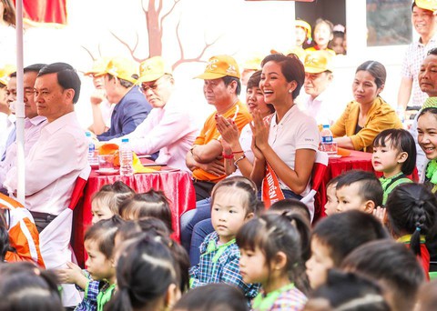 Hoa hậu H’Hen Niê trồng cây, trang trí trường mầm non vùng cao - Ảnh 6. Hoa hậu H’Hen Niê trồng cây, trang trí trường mầm non vùng cao - Ảnh 6.