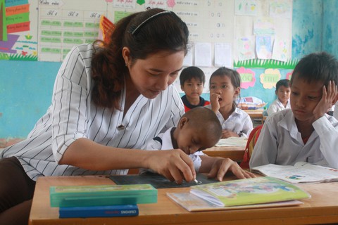 Bộ trưởng GD-ĐT thăm cậu trò tí hon K’Rể - Ảnh 4. Bộ trưởng GD-ĐT thăm cậu trò tí hon K’Rể - Ảnh 4.