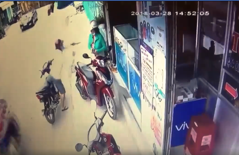 Truy bắt thanh niên rút dao cướp điện thoại ở Bình Chánh - Ảnh 2. Truy bắt thanh niên rút dao cướp điện thoại ở Bình Chánh - Ảnh 2.