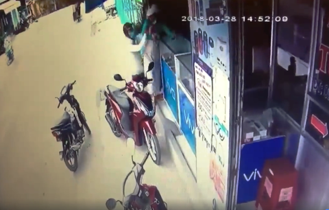 Truy bắt thanh niên rút dao cướp điện thoại ở Bình Chánh - Ảnh 3. Truy bắt thanh niên rút dao cướp điện thoại ở Bình Chánh - Ảnh 3.