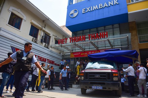 Người mất 28 tỉ bức xúc vì bị hoãn xử trước đại hội cổ đông Eximbank - Ảnh 1. Người mất 28 tỉ bức xúc vì bị hoãn xử trước đại hội cổ đông Eximbank - Ảnh 1.