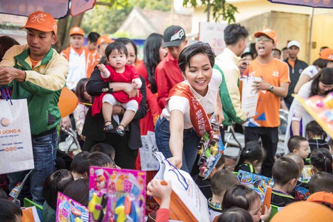 Hoa hậu H’Hen Niê trồng cây, trang trí trường mầm non vùng cao - Ảnh 1. Hoa hậu H’Hen Niê trồng cây, trang trí trường mầm non vùng cao - Ảnh 1.
