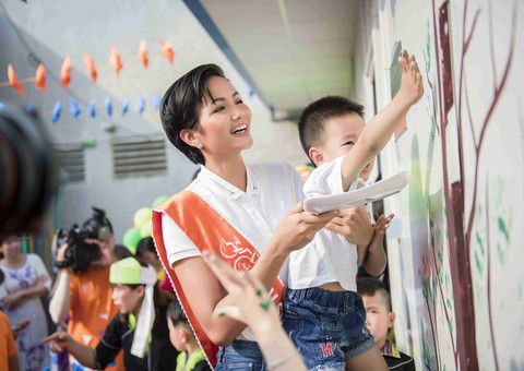 Hoa hậu H’Hen Niê trồng cây, trang trí trường mầm non vùng cao - Ảnh 4. Hoa hậu H’Hen Niê trồng cây, trang trí trường mầm non vùng cao - Ảnh 4.