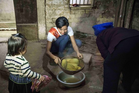 Hoa hậu H’Hen Niê trồng cây, trang trí trường mầm non vùng cao - Ảnh 7. Hoa hậu H’Hen Niê trồng cây, trang trí trường mầm non vùng cao - Ảnh 7.