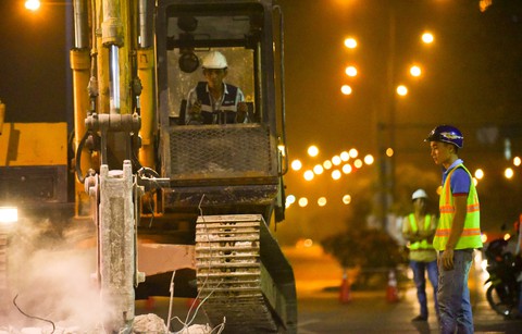 Trắng đêm tháo dỡ trạm thu phí Thủ Thiêm - Ảnh 12. Trắng đêm tháo dỡ trạm thu phí Thủ Thiêm - Ảnh 12.