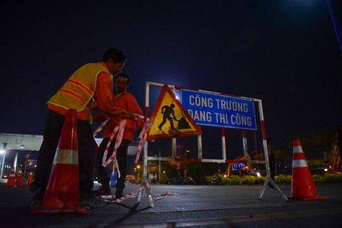 Trắng đêm tháo dỡ trạm thu phí Thủ Thiêm - Ảnh 3. Trắng đêm tháo dỡ trạm thu phí Thủ Thiêm - Ảnh 3.