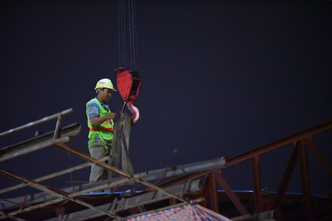 Trắng đêm tháo dỡ trạm thu phí Thủ Thiêm - Ảnh 2. Trắng đêm tháo dỡ trạm thu phí Thủ Thiêm - Ảnh 2.