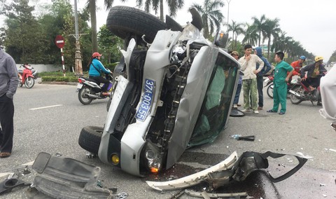 Ba người trên xe biển xanh bỏ đi sau tai nạn với xe bác sĩ - Ảnh 1. Ba người trên xe biển xanh bỏ đi sau tai nạn với xe bác sĩ - Ảnh 1.