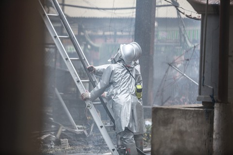 Cảnh tan hoang sau vụ cháy chợ Quang - Ảnh 8. Cảnh tan hoang sau vụ cháy chợ Quang - Ảnh 8.