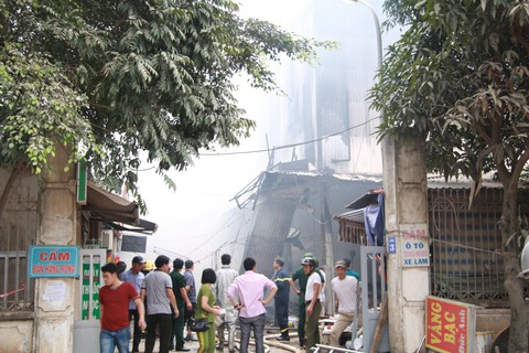 Cháy lớn tại chợ Quang ở xã Thanh Liệt, Hà Nội - Ảnh 9. Cháy lớn tại chợ Quang ở xã Thanh Liệt, Hà Nội - Ảnh 9.