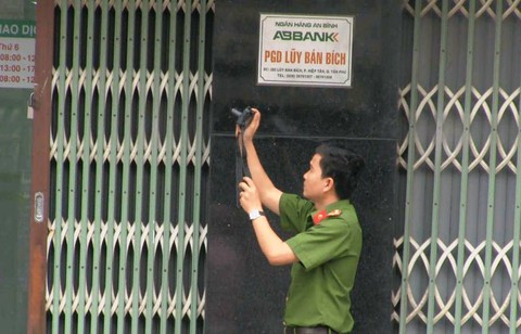 Điều tra nghi án dùng súng cướp ngân hàng ABBank - Ảnh 3. Điều tra nghi án dùng súng cướp ngân hàng ABBank - Ảnh 3.