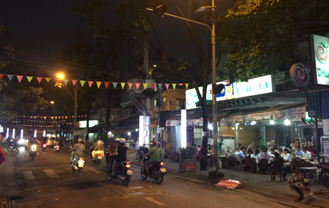 Phố ẩm thực Vĩnh Khánh nhộn nhịp ngày cuối tuần - Ảnh 2. Phố ẩm thực Vĩnh Khánh nhộn nhịp ngày cuối tuần - Ảnh 2.
