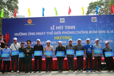 Mít tinh hưởng ứng Ngày thế giới phòng chống bom mìn - Ảnh 3. Mít tinh hưởng ứng Ngày thế giới phòng chống bom mìn - Ảnh 3.