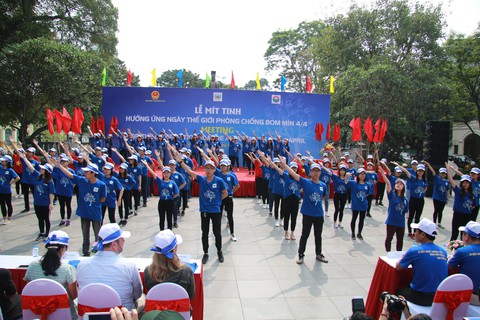 Mít tinh hưởng ứng Ngày thế giới phòng chống bom mìn - Ảnh 4. Mít tinh hưởng ứng Ngày thế giới phòng chống bom mìn - Ảnh 4.