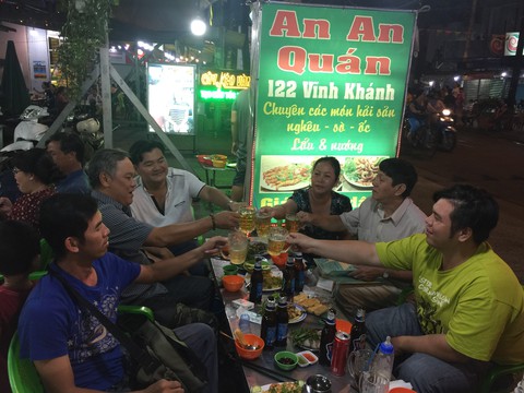 Phố ẩm thực Vĩnh Khánh nhộn nhịp ngày cuối tuần - Ảnh 4. Phố ẩm thực Vĩnh Khánh nhộn nhịp ngày cuối tuần - Ảnh 4.