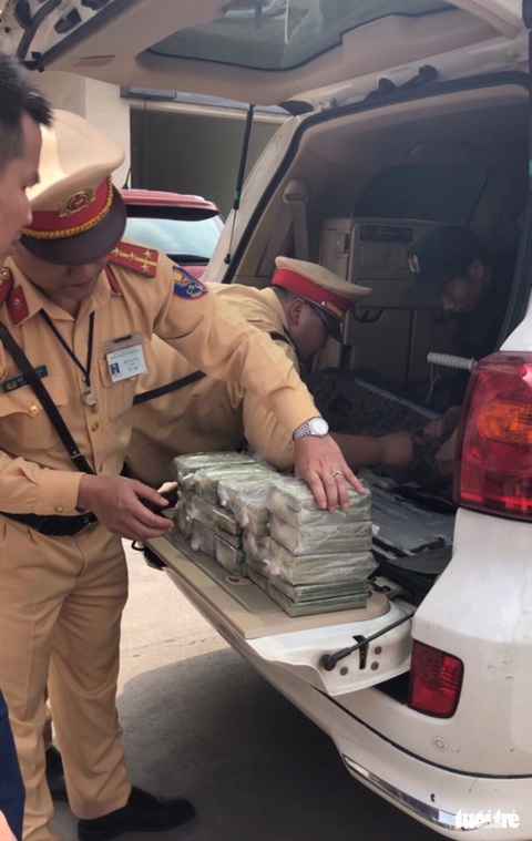 Xe biển số Lào có khoang bí mật chứa 100 bánh heroin - Ảnh 1. Xe biển số Lào có khoang bí mật chứa 100 bánh heroin - Ảnh 1.